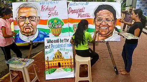 Student drawing the paintings of Droupadi Murmu & Yashwant Sinha