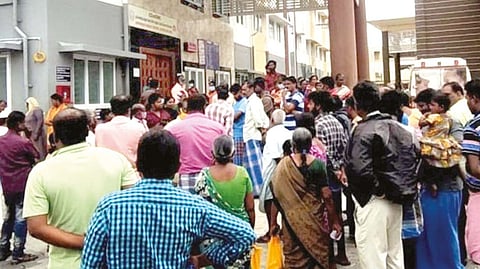 Family members protest before Pollachi Government Hospital