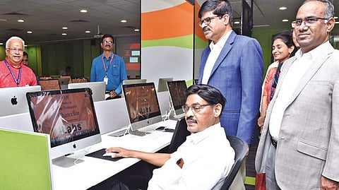 SRMIST founder chancellor Dr TR. Paarivendhar inaugurating the IMac Lab at School of Computing on Kattankulathur campus.