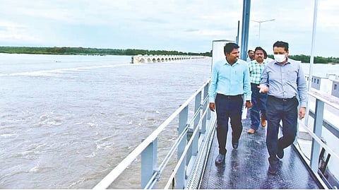 Additional Chief Secretary Dr Sandeep Saxena taking stock of flood situation at the Mukkombu regulator in Tiruchy on Thursday