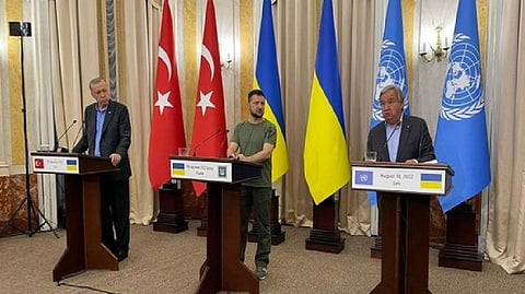 (L-R) Tayyip Erdogan, Volodymyr Zelenskyy and Antonio Guterres