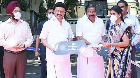 Stalin on Monday flagged off cars for municipality chiefs and municipality commissioners and engineers