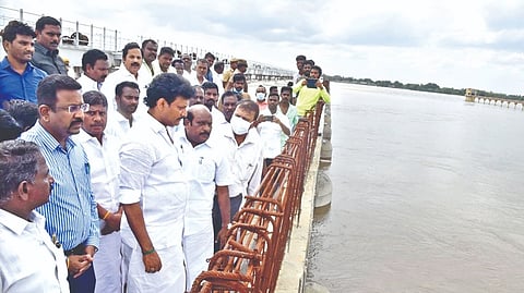 Minister Anbil Mahesh Poyyamozhi along with district officials during the inspection at the flood-hit areas along river Kollidam in Thanjavur