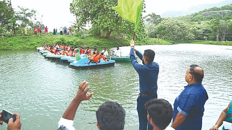 Courtallam men’s team wins boat race at Saaral Vizha