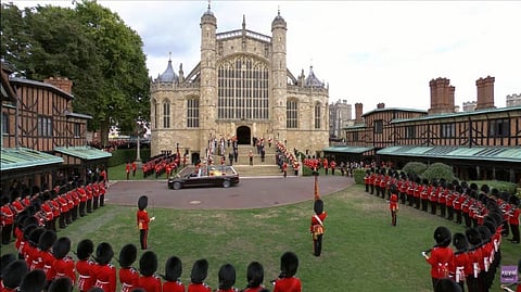 The coffin procession of Queen Elizabeth II arrives in Windsor Castle.
