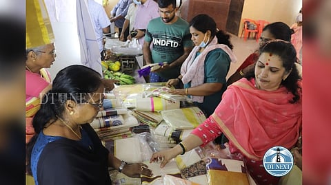 Handloom Kasavu saree stall