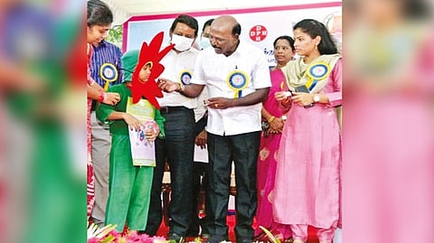 Health Minister distributing deworming pills at the camp