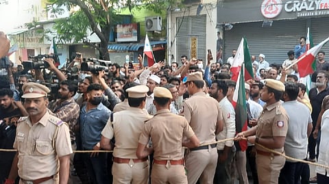 Police trying to control PFI cadres protesting against NIA raids at Its HQ at Purusaiwakkam on Thursday.