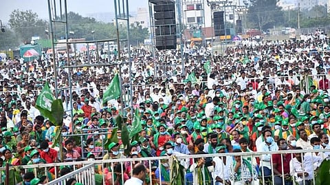 Farmers holding green colour flags and raising slogans of 'Jai Amaravati'