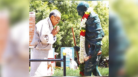 Bhutan ex Prime Minister Jigmi Thinley pays respects to Mahatma Gandhi