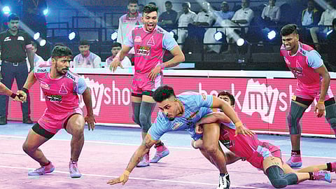 Bengal Warriors? Maninder Singh is tackled by Jaipur