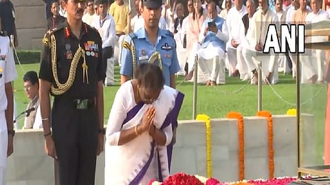 President Droupadi Murmu pay tributes to Mahatma Gandhi at Rajghat