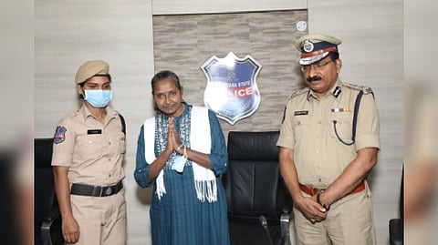 Aluri Usha Rani, DGP M. Mahender Reddy