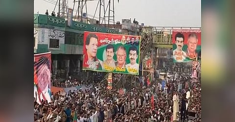 Crowds gather at Imran Khan's Long March