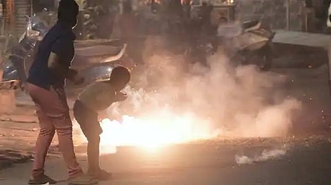 Notwithstanding the ban, people burst firecrackers with impunity in various areas, starting around 6 pm.