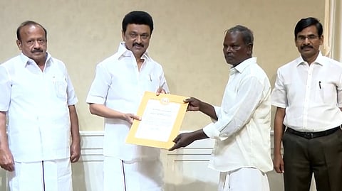 As a mark of initiating the compensation disbursal exercise, the Chief Minister distributed the compensation amount to 10 farmers.