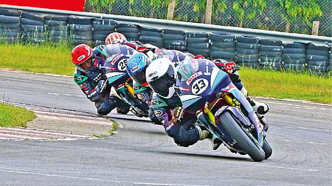 KY Ahamed (No.33) on the way to winning the Pro-Stock 301-400cc Race 1