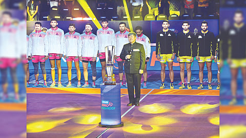 Col. (Retd.) Lalit Rai sings the National Anthem ahead of the Pro Kabaddi League contest between Tamil Thalaivas and Jaipur Pink Panthers in Pune on Friday. Rai was awarded the Vir Chakra for his leadership and brave efforts during the Kargil War.