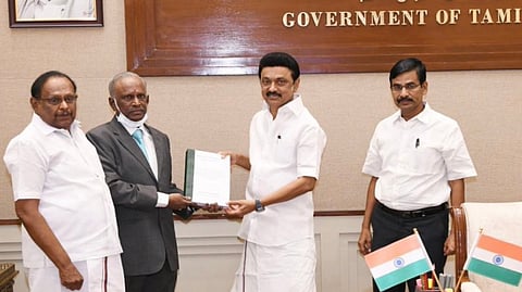 Arumughaswamy submitting his report to Stalin