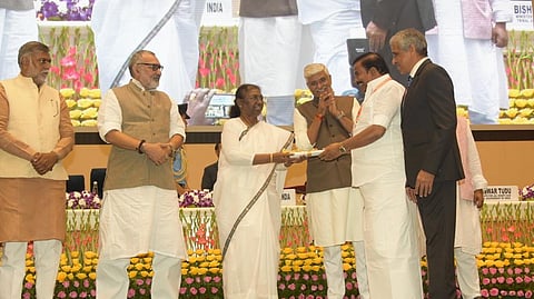 KN Nehru accepted an award from President Droupadi Murmu