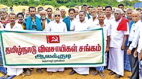 A group of farmers led by Tamil Nadu Vivasayigal Sangam general secretary Sami Natarajan protesting in Thanjavur on Friday.