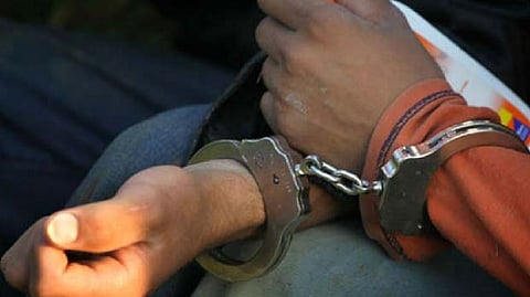 Duo beats platform dweller to death over partner issue ; held