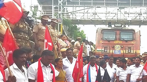 1,000 held for staging rail roko in Tiruvarur, Nagai