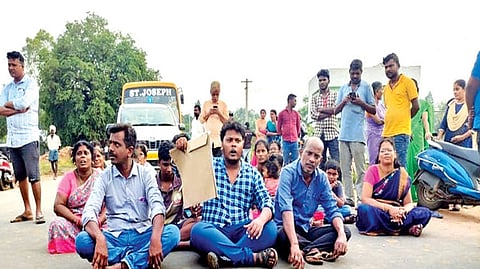 Relatives of victim Kesavan blocking traffic on Tiruvallur - Sriperumbudur Highway