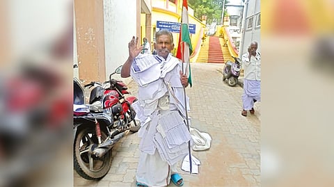 K Govind Ballabh Pant with petitions in Kumbakonam