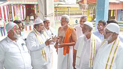 Members from Coimbatore District Federation of All Jamaat and Ulemas being received at Kottai Eswaran Temple by the priests and
temple authorities in Coimbatore on Thursday