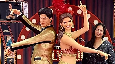 Cake of Deepika and SRK's signature pose