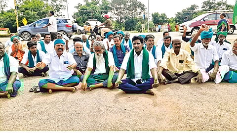 Farmers staged a protest demanding to disburse the insurance claims for 2021-22 in Thanjavur on Monday