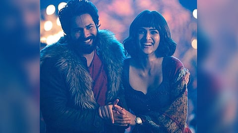 (L) Varun Dhawan; Kriti Sanon(R)