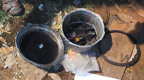 A cooker fitted with detonator, wires and batteries found during the investigation after an explosion in an auto-rickshaw in Mangalore.