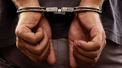 17-member gang held for defrauding people