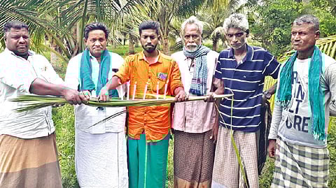 Farmers paying tribute to a coconut tree on Cyclone Gaja?s 4th anniversary in Pattukkottai on Wednesday