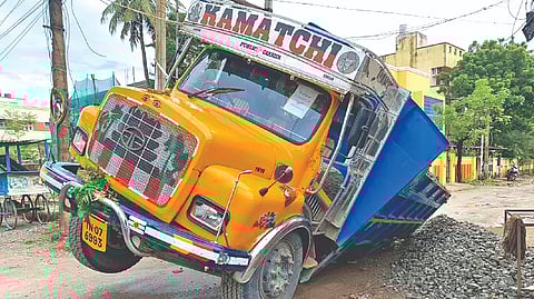 Commuters, watch out for uncovered manholes