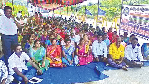 TN Anganwadi Workers and Helpers Association led by district chief Siva protested at the tollgate area