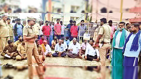 Police and municipal officials talking to protesting residents at Manavalan Nagar in Tiruvallur on Thursday