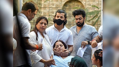 Mother of television actress Tunisha Sharma, who allegedly died by suicide on the sets of a TV serial, in deep sorrow during her daughter's last rites, at the crematorium ground.