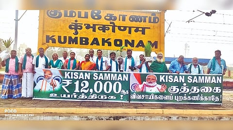 The group of farmers travelling to Chhattisgarh from Kumbakonam on Monday.