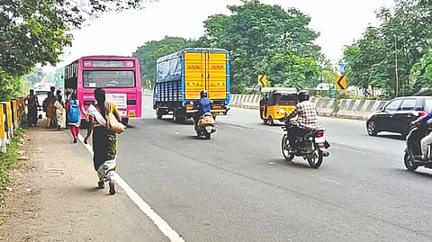Erikarai bus stop in Peerkankaranai