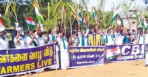 Sugarcane farmers staging protest in Thanjavur