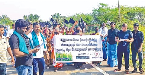 Villagers marching towards Kancheepuram collectorate against the proposed airport project
