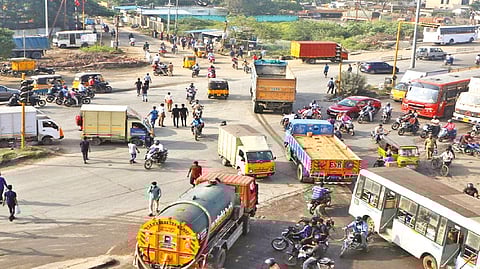 Nazrathpet signal witnesses traffic snarls on a regular basis