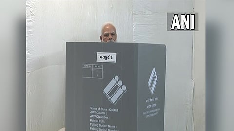PM Modi casting his vote