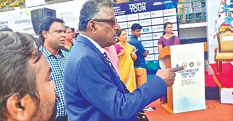 Hockey icon V Baskaran arguing with organisers over poor treatment to former players at an event attended by minister