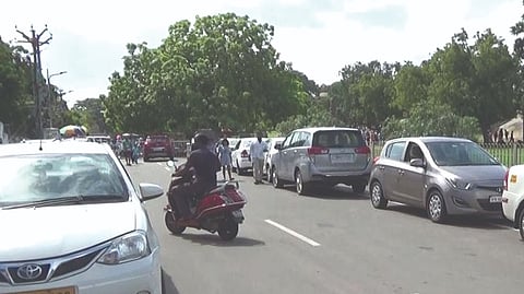 Lack of parking facility chokes Mahabs