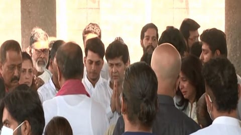 Tunisha's mother Vanita Sharma broke down when her last rites were being performed