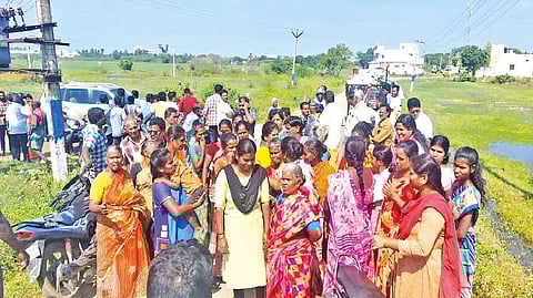 Manavalan Nagar residents protesting against dumping of garbage in their area in Tiruvallur